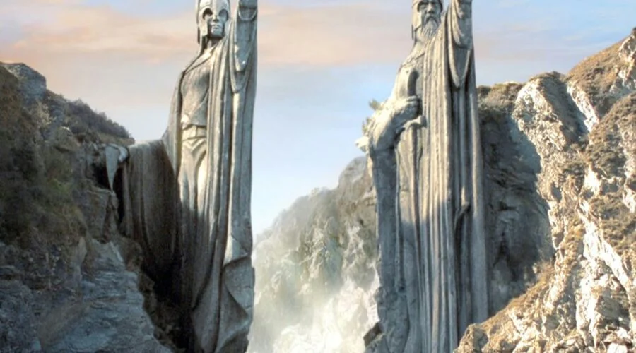 Un grupo de artistas quiere construir estatuas de los Argonath en Zaragoza