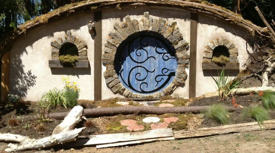 Un hombre construye una casa Hobbit para sus hijos
