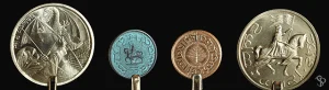 Monedas de la nueva Valle, el penique de 'mithril' de Gondor, penique de la Comarca y moneda conmemorativa de la coronación de Aragorn, de Shire Post Mint