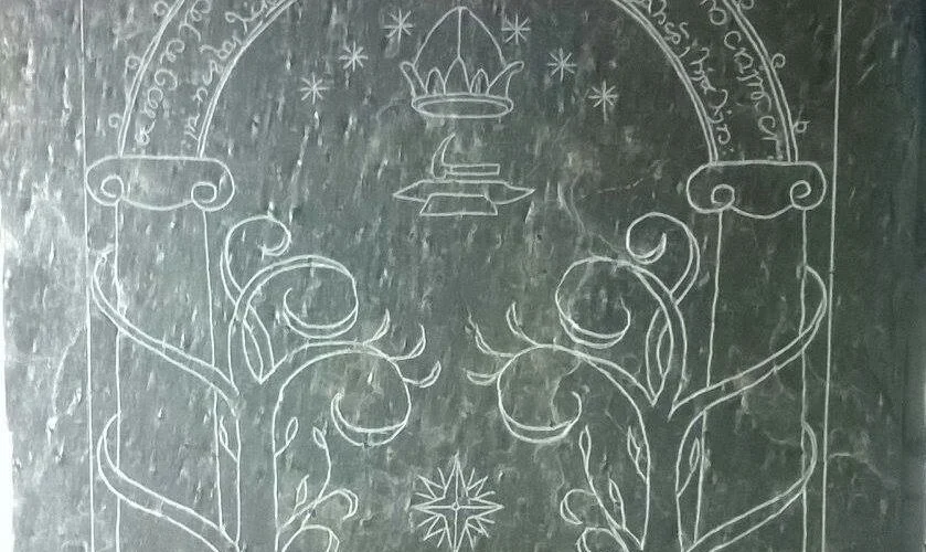 Las Puertas de Durin talladas en pizarra