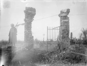 Entrada al cementerio de Bouzincourt. © IWM (Q 1542) Entrada al cementerio de Bouzincourt. © IWM (Q 1542)
