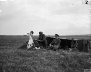 Oficiales de señales cerca de Bouzincourt (julio 1916). Fotografía © IWM (Q 149) Oficiales de señales cerca de Bouzincourt (julio 1916). Fotografía © IWM (Q 149)