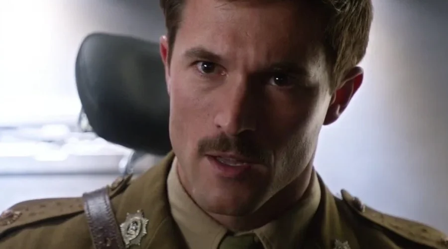 ¡Primer vistazo al rol de J.R.R. Tolkien en ‘DC’s Legends of Tomorrow’!