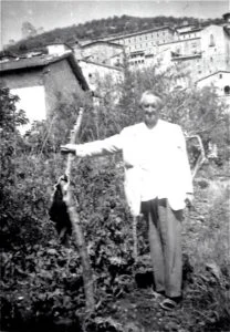 J.R.R. Tolkien en la ciudad italiana de Asís en el verano de 1955