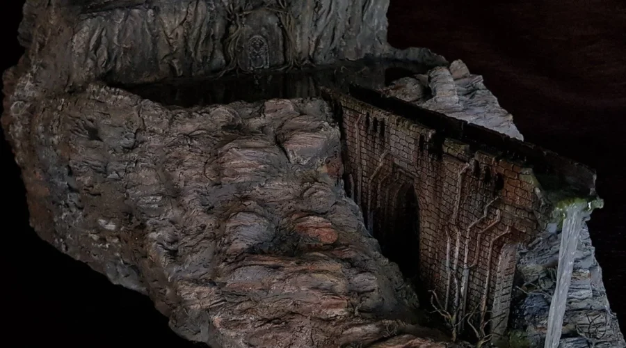Estupenda maqueta del entorno de la entrada oeste de Moria