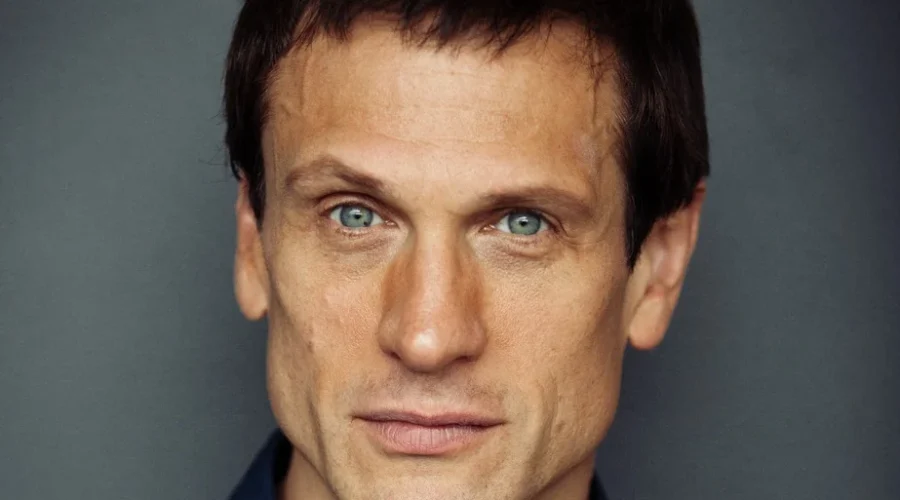 Simon Merrells podría unirse al elenco de la serie de ‘El Señor de los Anillos’