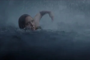 16-Galadriel-nadando