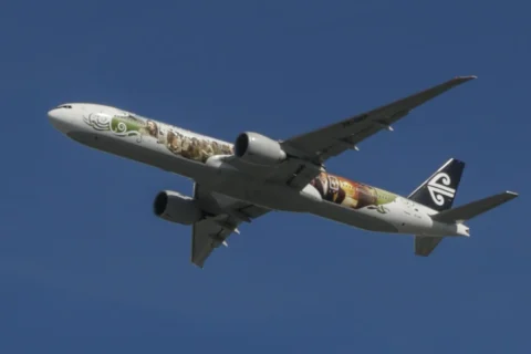 El avión de El Hobbit sobrevolando la premiere
