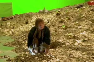 Bilbo, rebuscando en el tesoro de Smaug