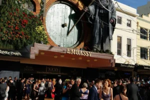 La gente se arremolina ante el cine Embassy