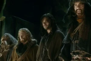 Óin, Fili, Kili y Bofur ven el tesoro de Erebor