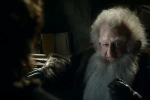 Balin habla con Bilbo al borde de las lágrimas