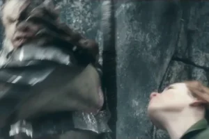 Tauriel esquiva un golpe de Bolgo