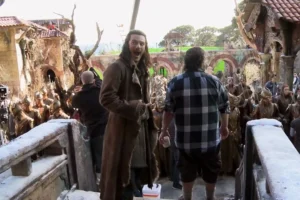 Luke Evans y Peter Jackson en el decorado de Valle