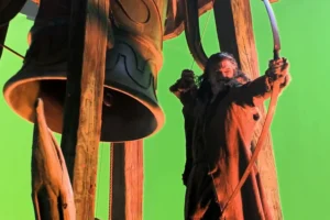 Luke Evans rueda en un campanario