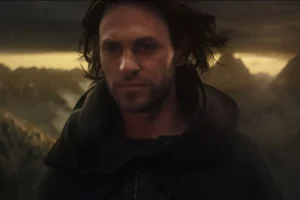Sauron (Charlie Vickers) se dirige a Mordor
