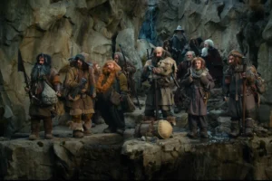 Bilbo, Gandalf y los Enanos en las montañas