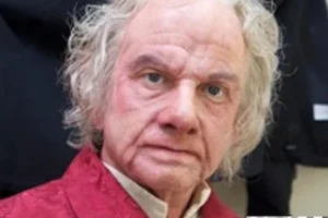Martin Freeman como el anciano Bilbo
