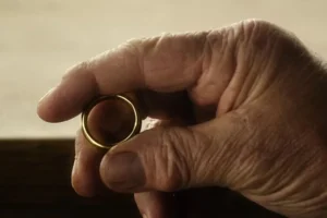 El anciano Bilbo con el Anillo