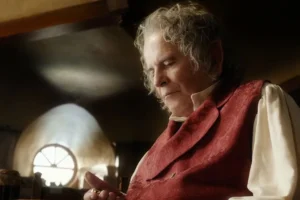 El anciano Bilbo contempla el Anillo
