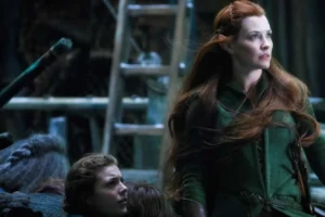 Tauriel con las hijas de Bardo en la Ciudad del Lago