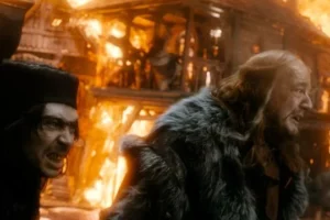 Alfrid y el Gobernador de Esgaroth aterrorizados