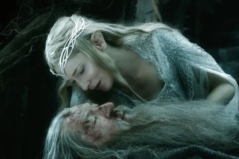Galadriel consuela a Gandalf