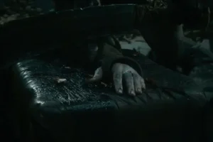 El carcelero de Gandalf se prepara para cortarle la mano