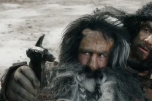 Bifur mira con asco el hacha