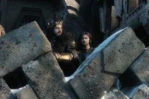 Thorin inquieto en el parapeto de Erebor