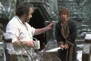 Peter Jackson y Martin Freeman en el decorado de la Colina del Cuervo