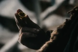 Bilbo contempla el Anillo