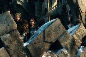 Fili, Thorin, Kili, Bofur y Bifur tras el parapeto