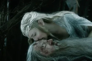 Saruman aparece tras Galadriel y Gandalf