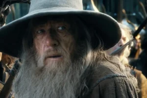 Algo llama la atención de Gandalf en Valle