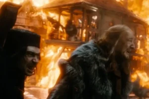 Alfrid y el Gobernador aterrorizados por el ataque de Smaug