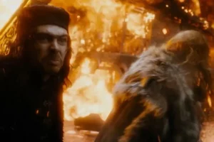 Alfrid y el Gobernador aterrorizados por la furia de Smaug