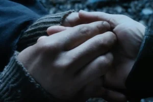Kili le entrega su talismán a Tauriel