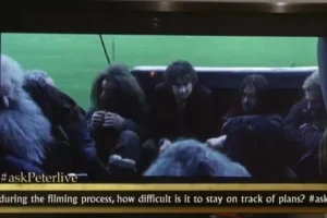 Bilbo y los Enanos en el bote de Bardo
