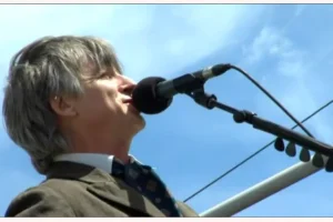 Neil Finn inicia su actuación