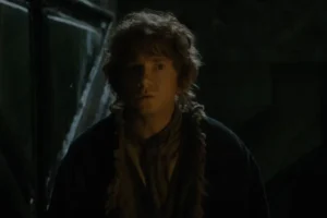 Bilbo entra con prudencia en Erebor