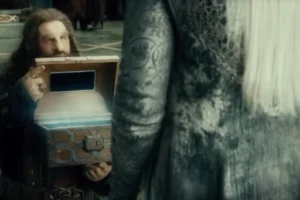 Un Enano ofrece unas gemas a Thranduil
