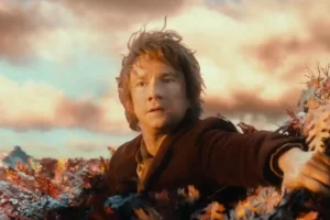 Bilbo subido a lo alto de un árbol