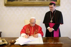 El Papa Leon XIV firmando la Encíclica