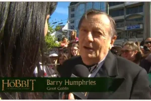 Barry Humphries en la alfombra roja