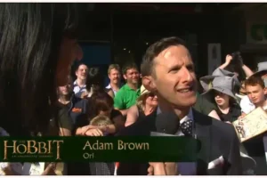 Adam Brown en la alfombra roja
