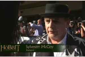 Sylvester McCoy en la alfombra roja