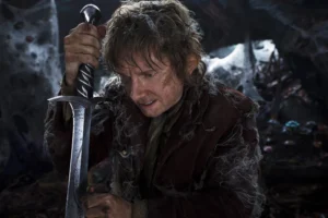 Bilbo empuñando a Dardo en el Bosque Negro