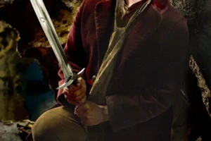 Bilbo empuñando a Dardo