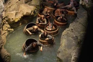 Los Enanos huyen por el río subterráneo